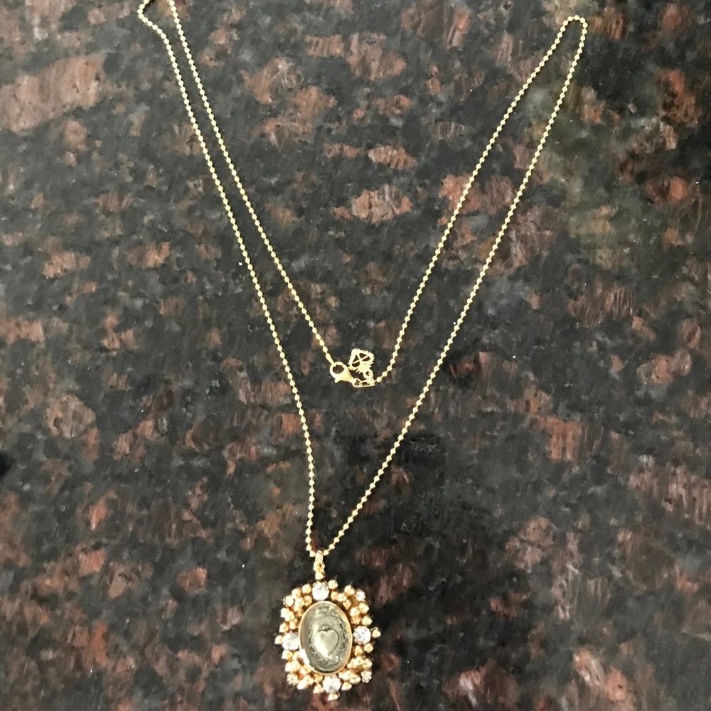 VSA SACRED HEART OVAL NECKLACE